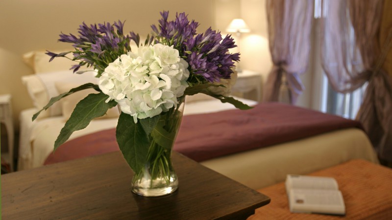 Elite-Apartments-Rome-Ripetta-suite-flowers-b
